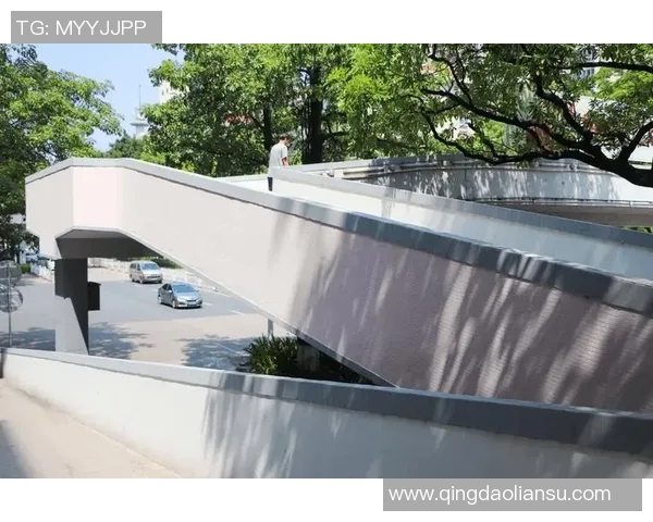 街头艺术再现绿茵激情巨幅足球球星壁画点亮城市风采